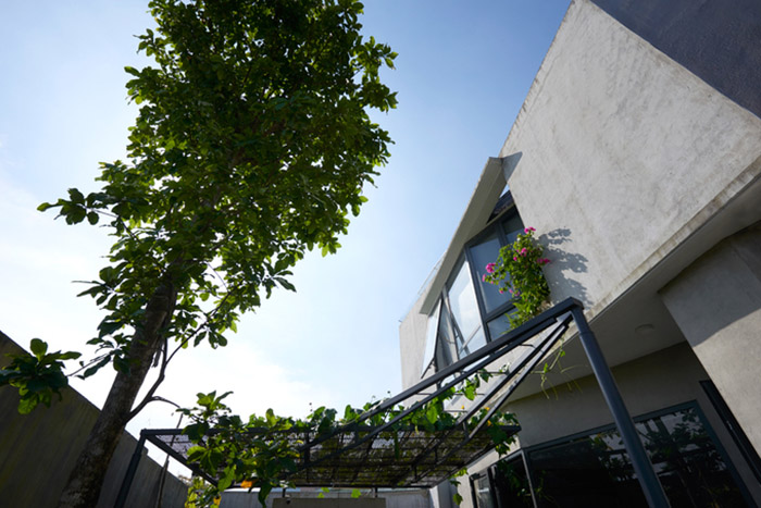 Những loại vật liệu hoàn thiện mộc mạc và cây xanh giúp ngôi nhà Sài Gòngợi nhớ lại vùng quê nơi chủ nhà lớn lên