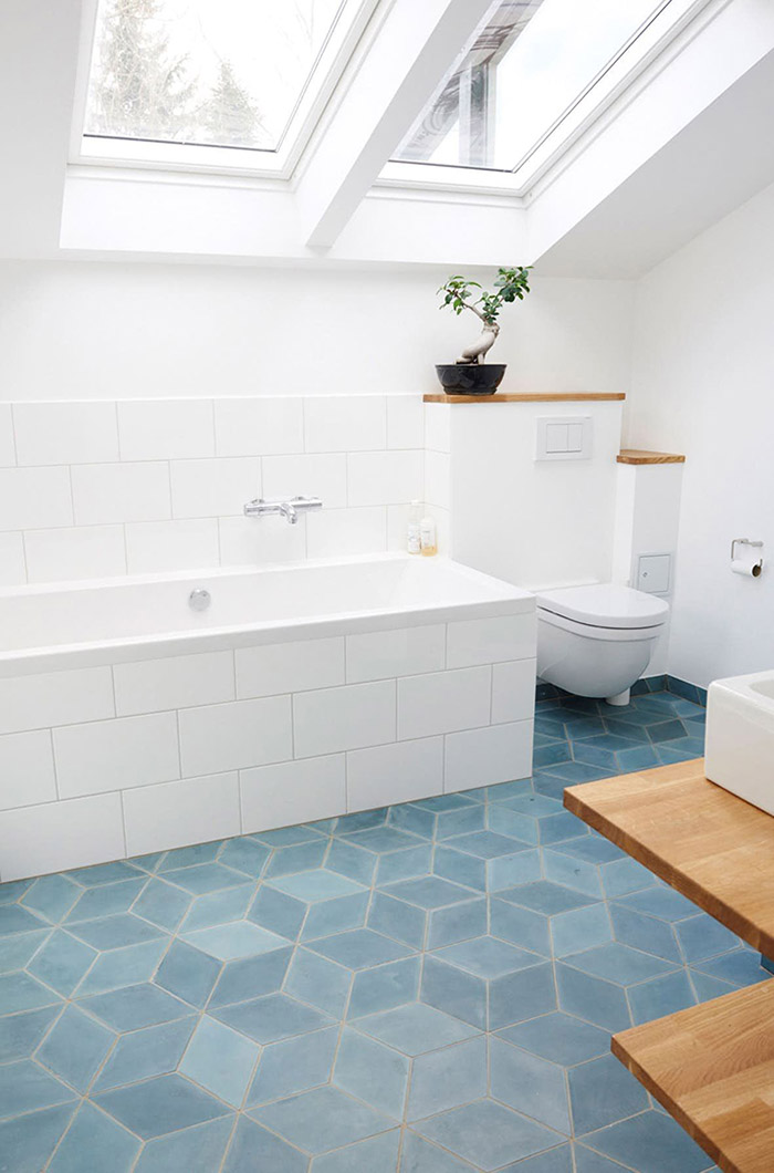 Một mẫu nhà tắm khác sử dụng gạch có màu xanh dương nhẹ nhàng với họa tiết lạ mắt