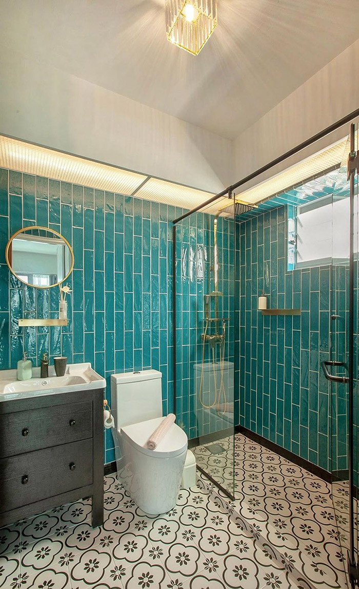 Phối gạch bông cùng gạch ốp tường có màu sắc tương phản để làm nổi bật không gian nhà tắm