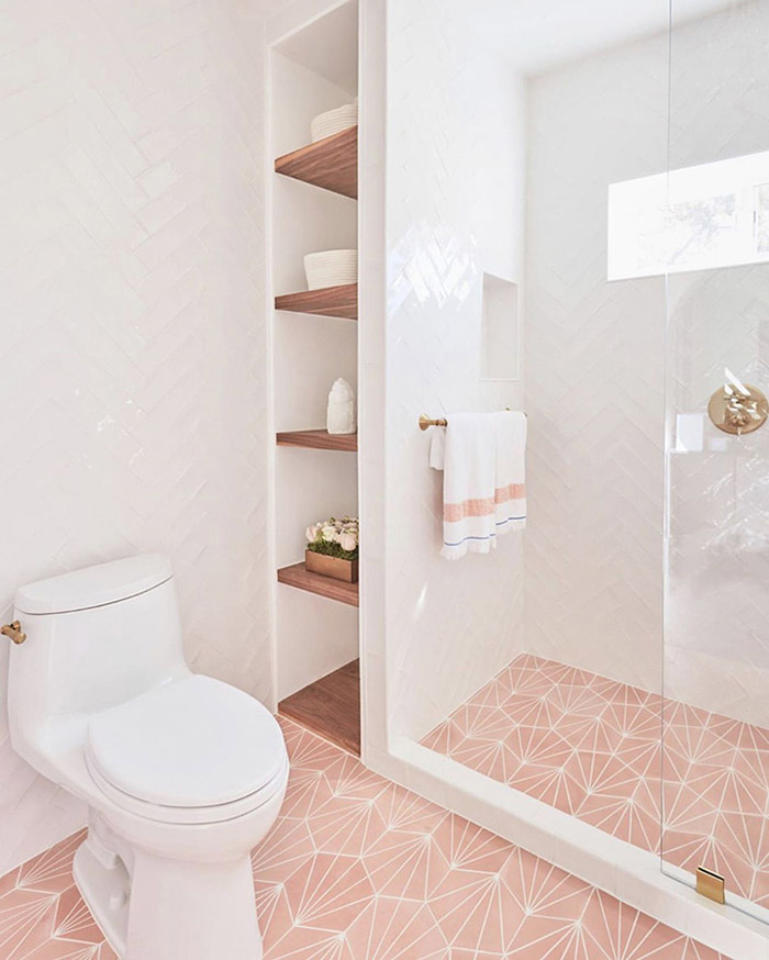 Tông hồng pastel cũng có thể là sự lựa chọn thích hợp dành cho gian phòng tắm cá nhân của các thành viên nữ