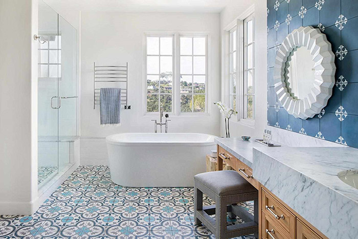 Một mẫu nhà tắm có tông màu xanh dương pastel là màu chủ đạo