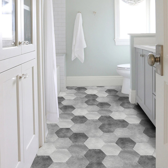 Nhà tắm thêm nổi bật khi được lát gạch hình lục giác với 2 tông màu xám trắng