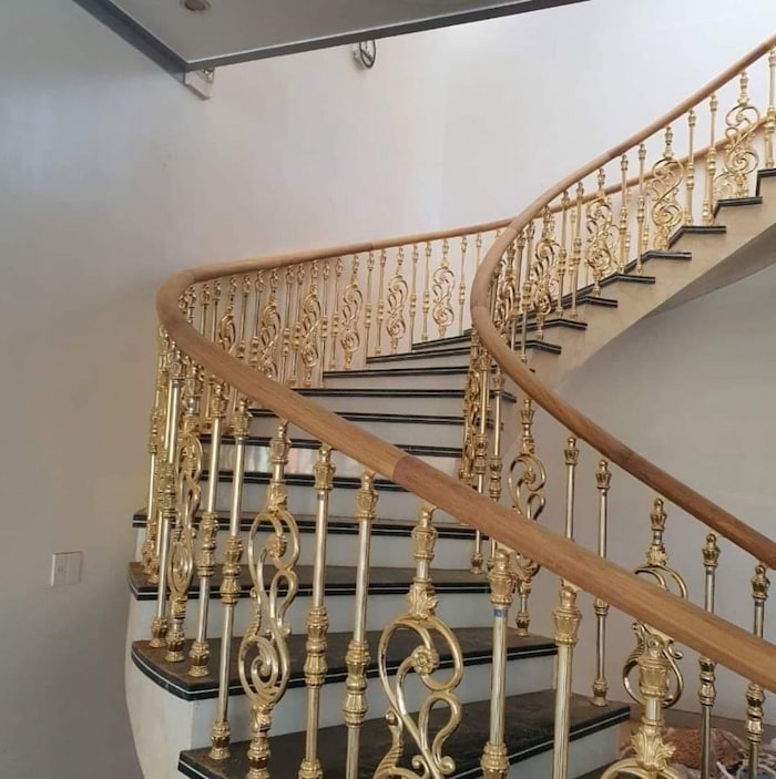 Cầu thang đẹp sắt tone màu vàng sang trọng