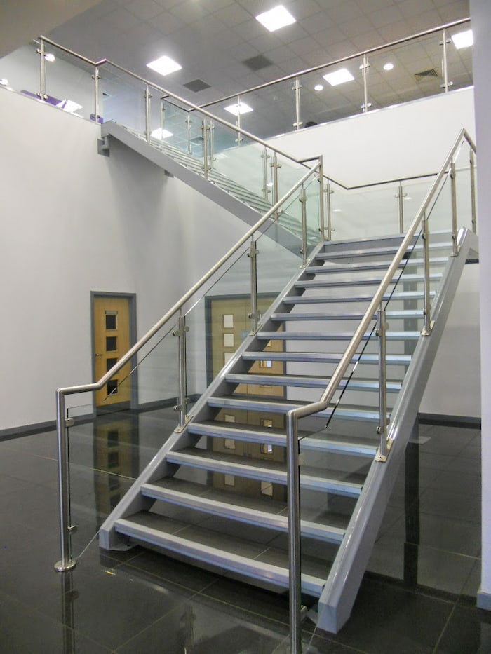 Cầu thang inox kết hợp kính cường lực giúp gia tăng thẩm mỹ cho cầu thang