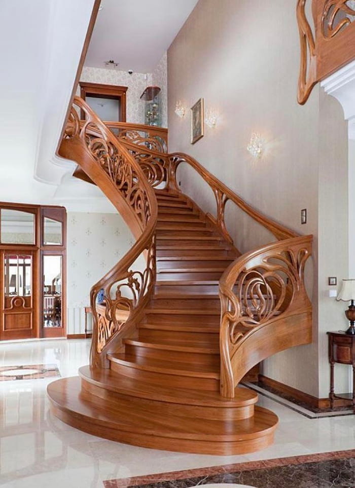 Cầu thang gỗ với kiểu thiết kế cong nghệ thuật