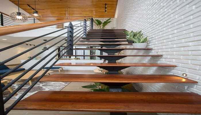 Cầu thang inox tay vịn bằng gỗ xương cá