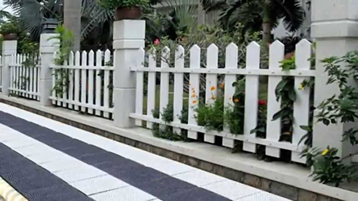 Hàng rào không nên quá cao so với tổng thể của ngôi nhà