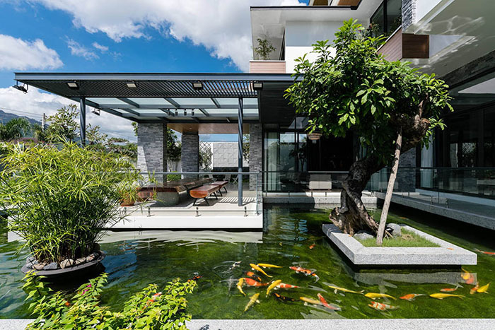 Mẫu nhà vườn 2 tầng thiết kế hồ cá koi bao quanh nhà cực kỳ sáng tạo