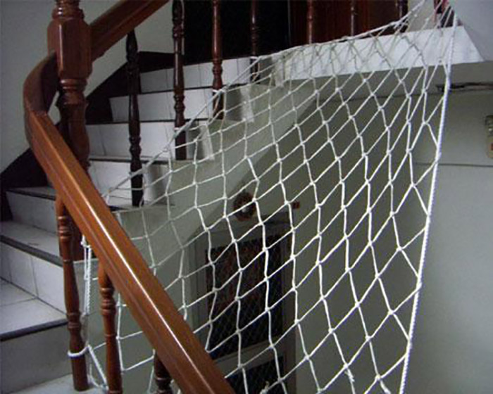 Sử dụng lưới, dây chằng cầu thang để đảm bảo an toàn