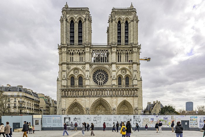 Nhà thờ Đức Bà Paris với kiến trúc cổ điển đặc trưng kiểu Pháp.