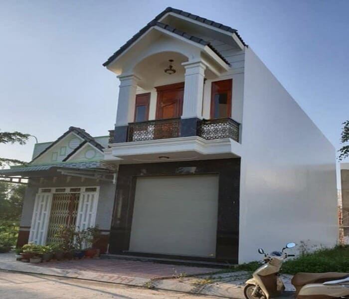 Mẫu nhà mái Thái 2 tầng cùng với cửa cuốn tự động mang đến một sự hiện đại, tiện nghi