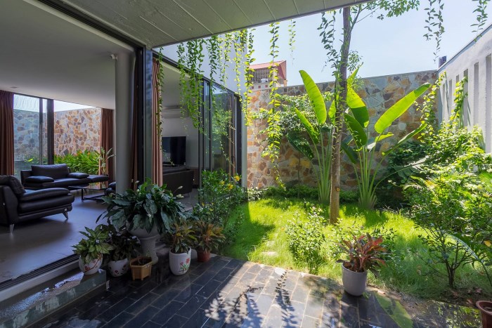 Mẫu nhà hiện đại đơn giản mà đẹp tiện nghi với khu vườn nhỏ tinh tế.