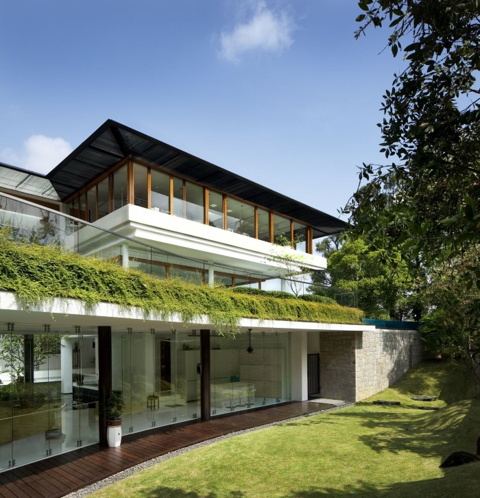 Ảnh nhà hiện đại kết hợp sân vườn và cây xanh tươi tốt.