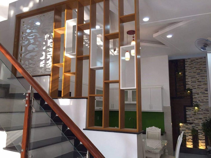 Vách ngăn cầu thang phòng khách là tấm cách được sử dụng chất liệu gỗ, tấm CNC, bằng kính… sử dụng để ngăn cách giữa khu vực cầu thang và các khu vực trong phòng khách.