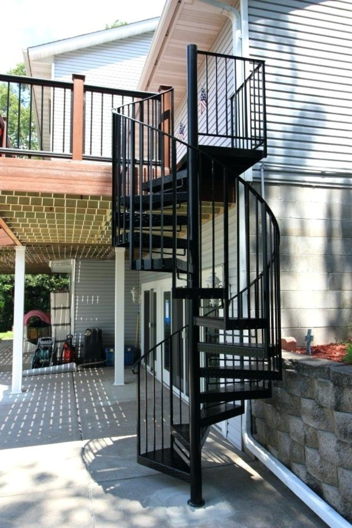 Cầu thang trước mặt tiền nhà được xây dựng bằng sắt để có độ bền cao