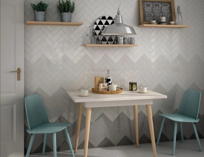 Gia chủ nên chọn gạch ốp tường phòng ăn phù hợp với màu sắc của tổng thể không gian để tăng tối đa tính thẩm mỹ.