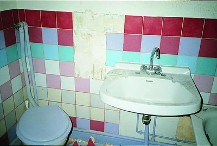 Gạch nhà tắm, nhà vệ sinh rất dễ bị bong tróc nếu không được xử lý đúng cách.