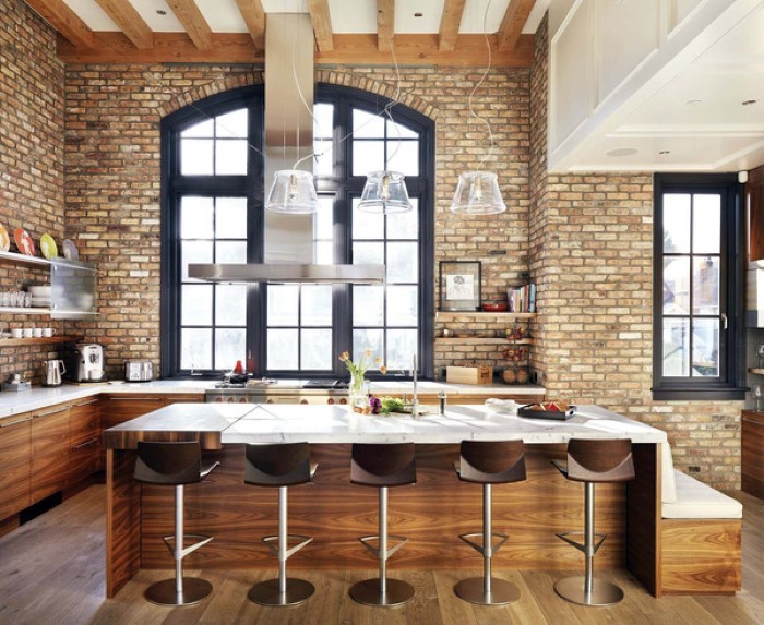 Gạch cổ trên tường bếp và nội thất gỗ giúp không gian nhẹ nhàng và thoải mái hơn