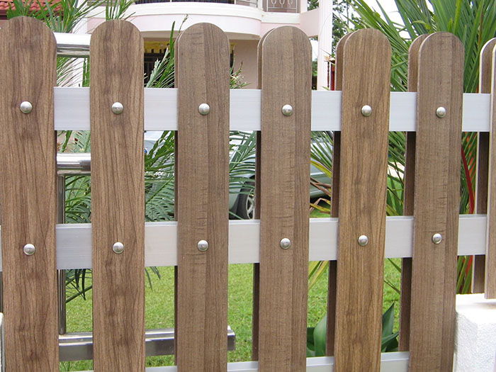 Thiết kế hàng rào nhà vườn bằng gỗ đẹp