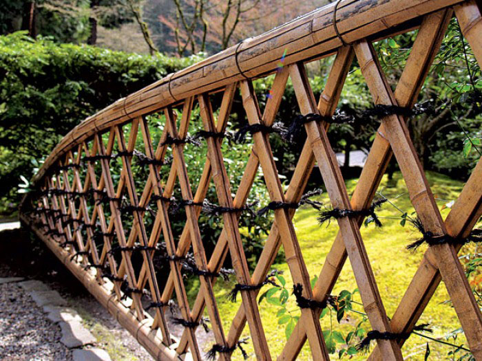Thiết kế hàng rào nhà vườn bằng tre gần gũi với thiên nhiên