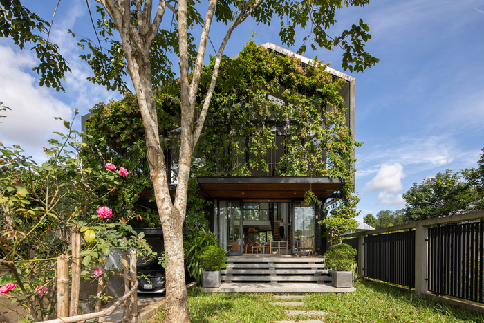 Mái hiên nhà theo thiết kế không gian xanh hòa mình với thiên nhiên.