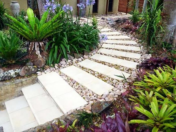 Thiết kế lối đi trong vườn bằng sỏi trải và đá lát bê tông