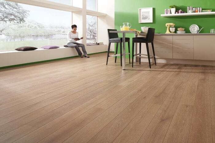 Không gian tiện nghi, sạch sẽ gọn gàng kết hợp với sàn gỗ hiện đại làm cho căn nhà thêm phần nổi bật