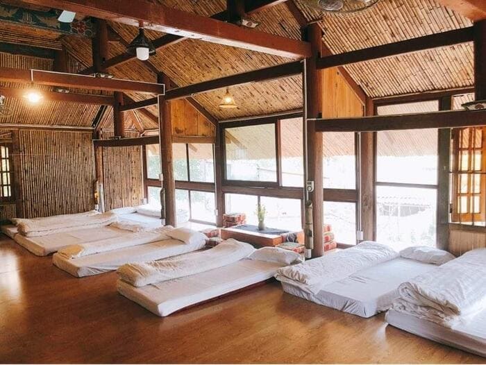 Với sàn gỗ Homestay, bạn sẽ có một không gian sống ấm cúng và thư giãn.