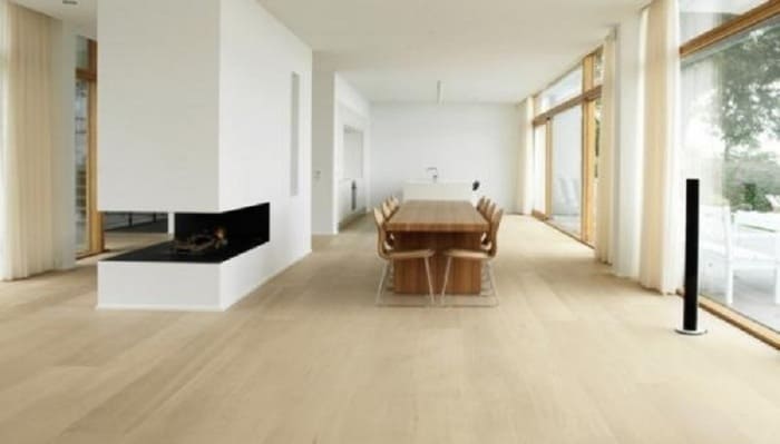 Gam màu be của sàn gỗ làm cho không gian thêm ấm cúng
