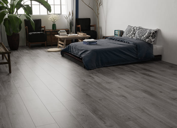 Thiết kế sàn gỗ tông màu tối làm cho không gian trở nên yên tĩnh