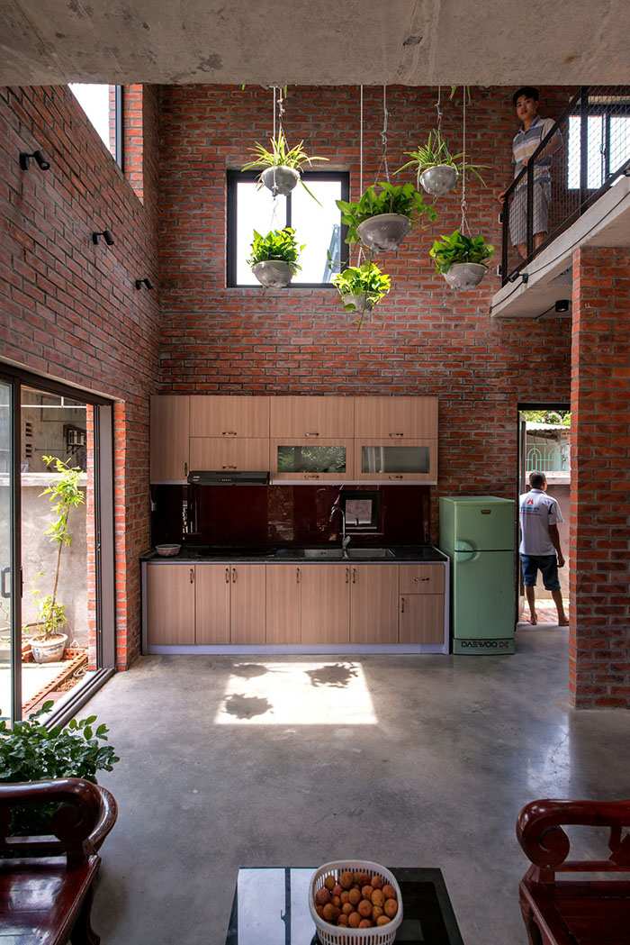 Phòng bếp bằng gạch mộc mang lại không gian gần gũi và giản dị