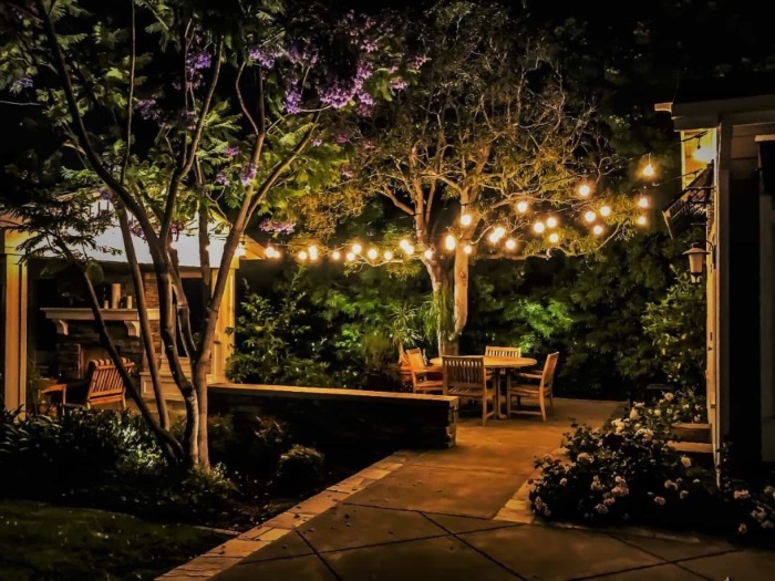 Hãy thử sử dụng những chiếc đèn neon để giúp không gian sân vườn trở nên sinh động.