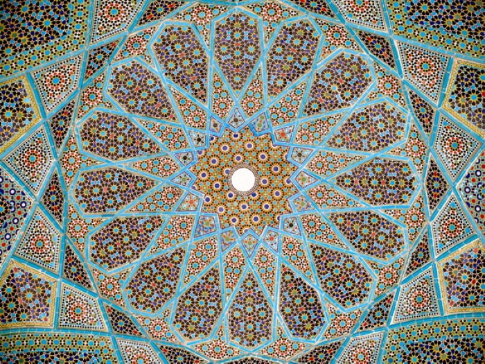 Tổ hợp mẫu Mosaic (được biết đến như Girih) là hình thức phổ biến của nghệ thuật kiến trúc văn hóa Hồi giáo