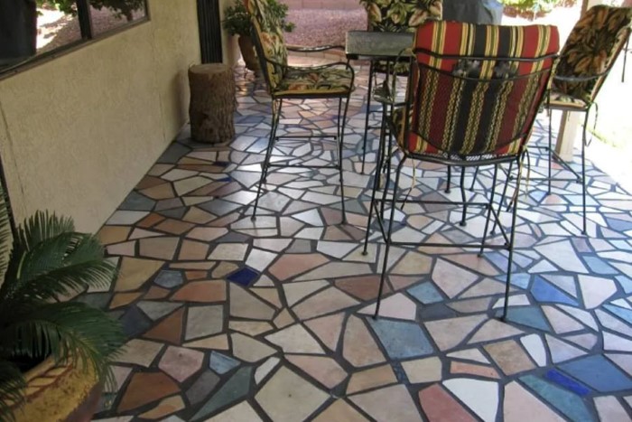 Sân ngoài nhà được lát bằng gạch Mosaic
