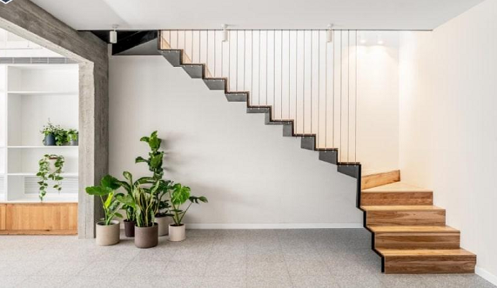 Cầu thang chữ L tiết kiệm diện tích, dễ bố trí ở góc nhà và thuận tiện cho việc di chuyển
