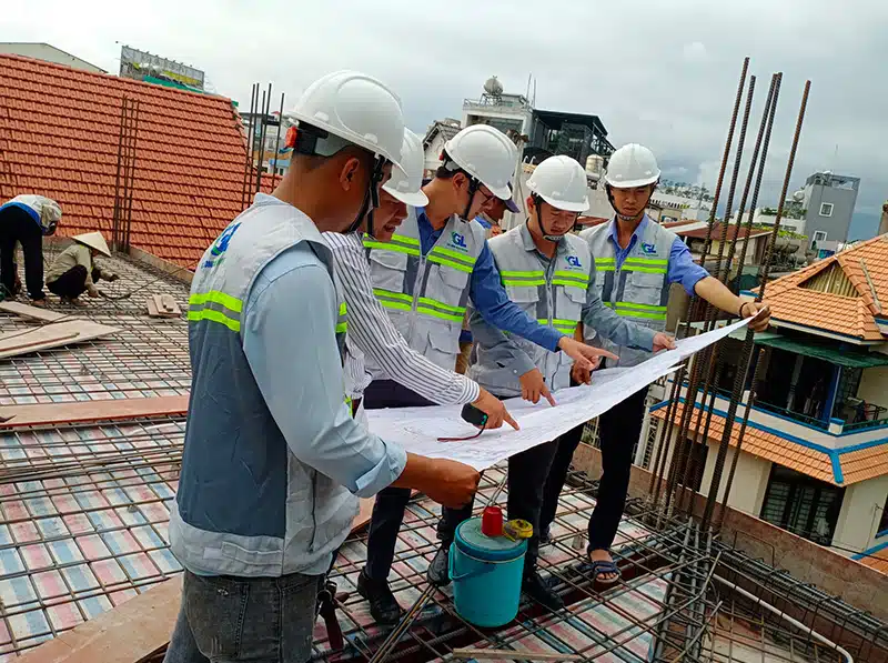 Đội ngũ kiến trúc sư, ký sư đang thảo thỏa luận phương án xây dựng tại Xây Dựng Gia Long