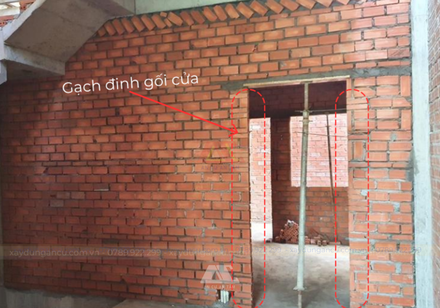Gạch đinh được xây tại vị trí gối cửa nhằm tăng khả năng chịu lực và liên kết kết cấu
