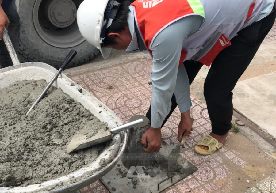 Kiểm tra độ sụt bê tông trước khi tiến hành đổ nền