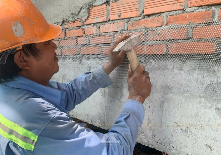 Đóng lưới chống nứt tất cả các vị trí ống điện và tường tiếp giáp dầm cho toàn nhà