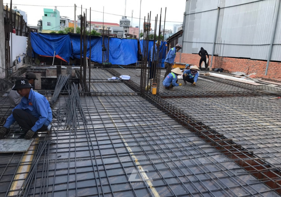 Thi công thép sàn chuẩn bị cho phần đổ bê tông nền