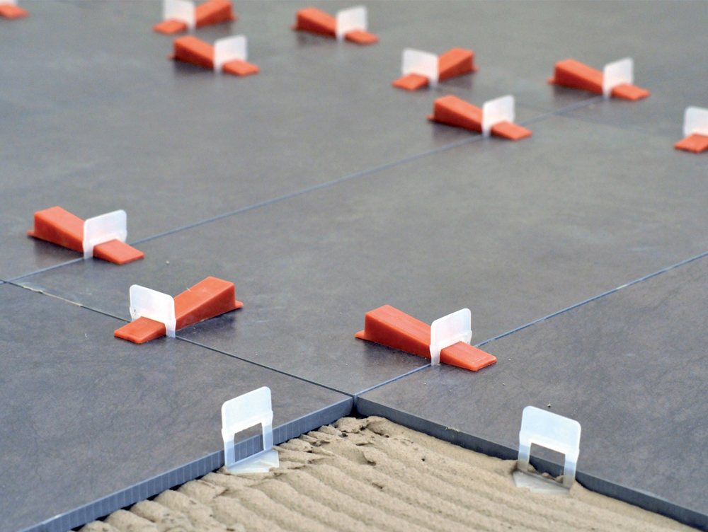 op lat gach nen bang ke nhua can bang