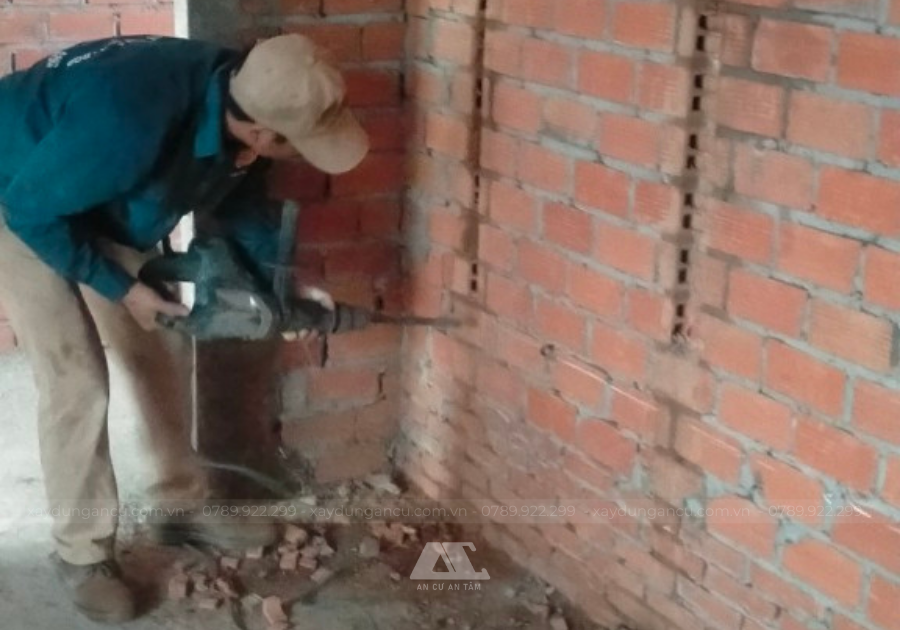 Đội Ngũ An Cư đang thi công điện nước âm tường
