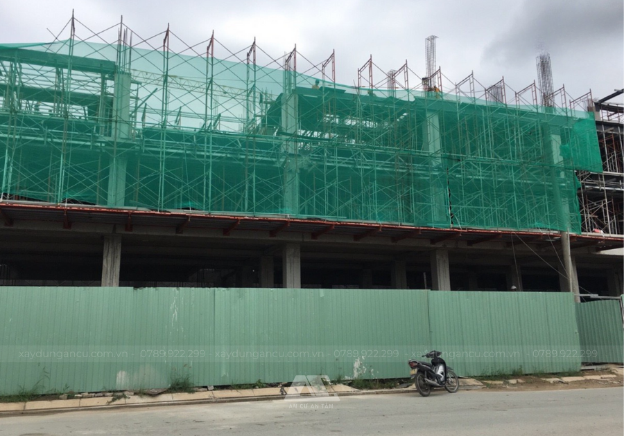 Thực hiện che chắn công trình cẩn thận nhằm đảm bảo an toàn cho khu vực xung quanh