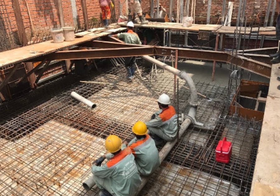 Công tác thi công đổ bê tông hầm đảm bảo độ đặc chắc và khả năng chịu lực của kết cấu