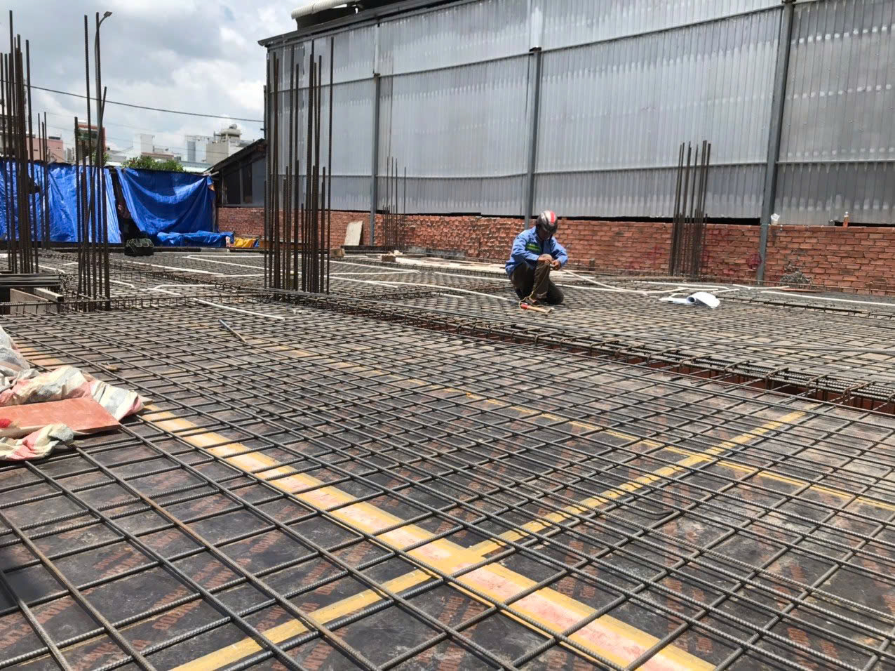 Thi công thép sàn được triển khai và lắp đặt cẩn thận, đảm bảo khả năng chịu lực và độ bền kết cấu sàn