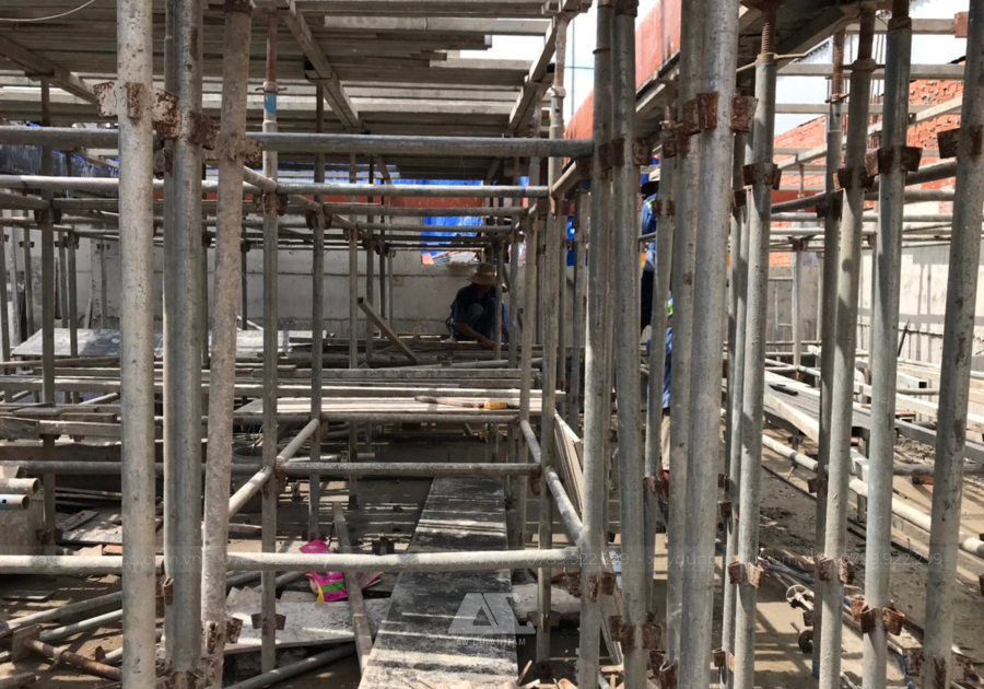 Lắp đặt hệ thống giàn giáo phục vụ thi công, đảm bảo ổn định và an toàn lao động