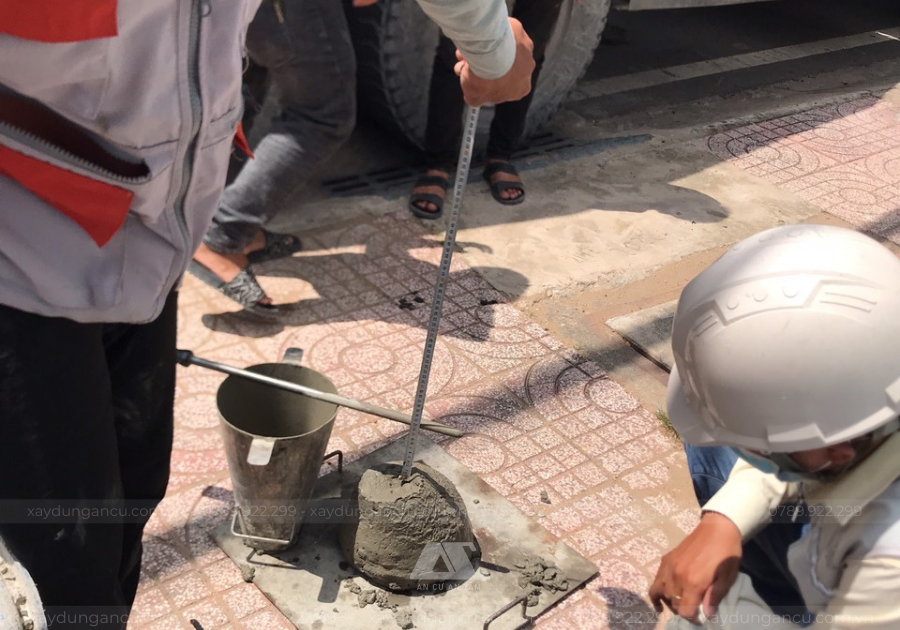 Thực hiện kiểm tra độ sụt bê tông trước khi đổ để kiểm soát chất lượng