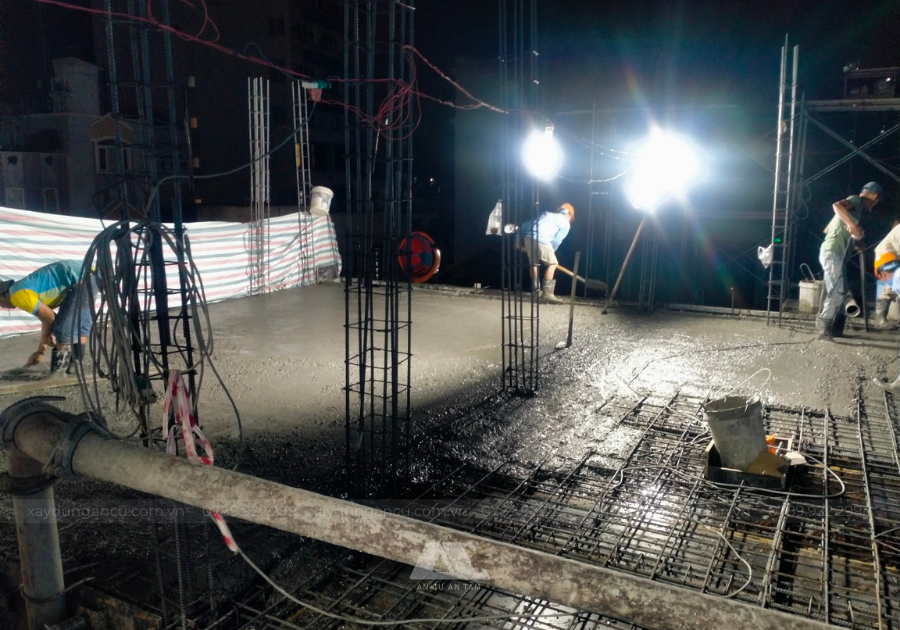 Đổ nền bê tông đúng quy trình, đảm bảo độ phẳng và khả năng chịu lực