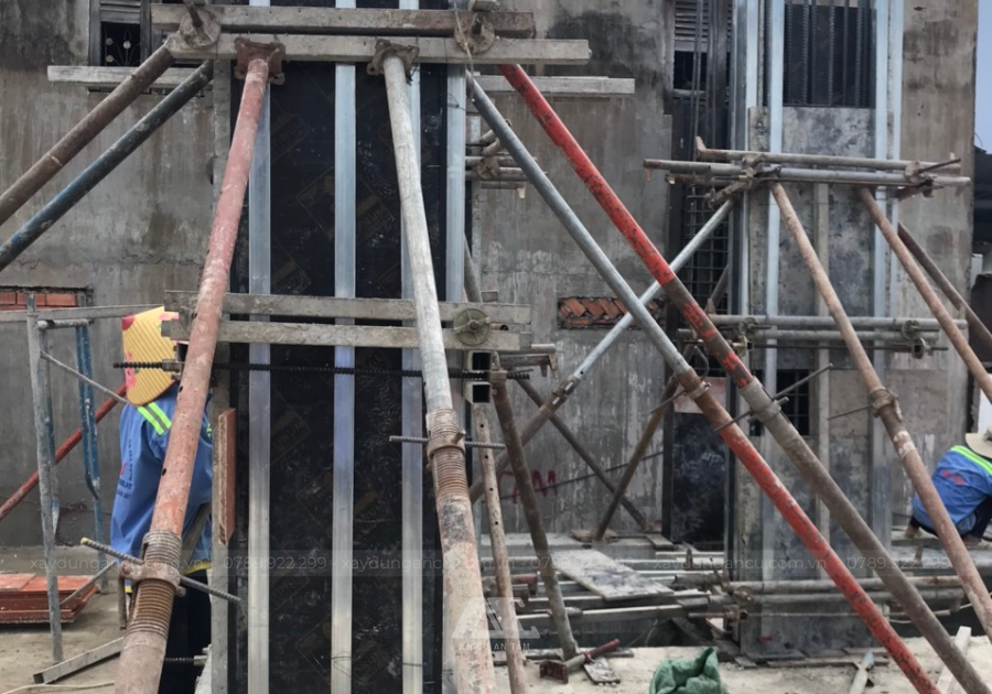 Lắp dựng coffa cột chính xác, sẵn sàng cho công tác đổ bê tông