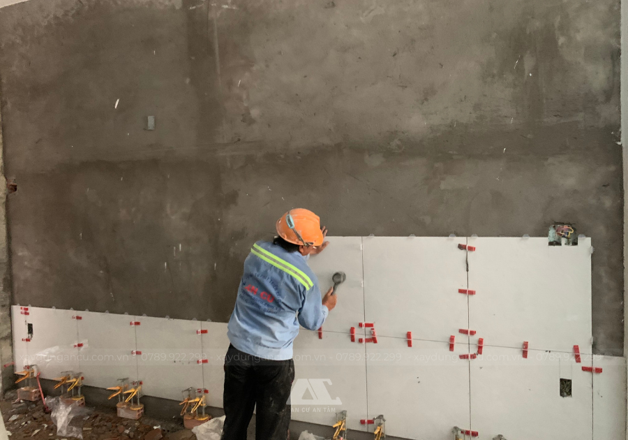 Công tác ốp lát gạch chuẩn bị cho phần hoàn thiện tiếp theo